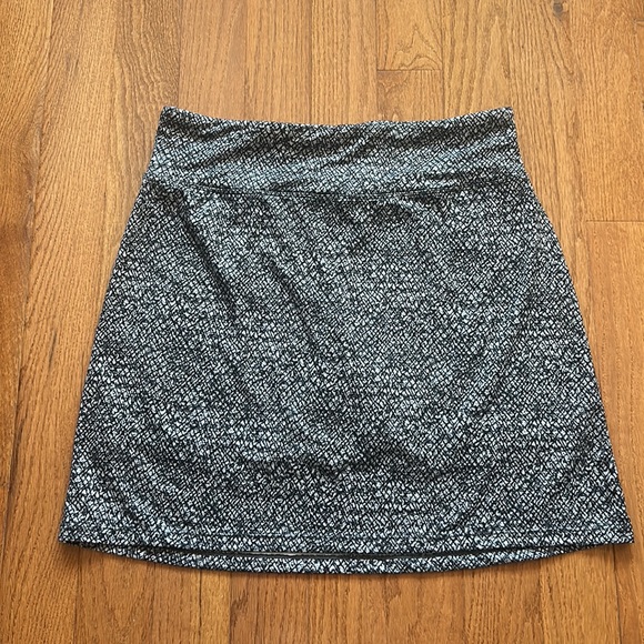 SEGMENTS LUXE SKORT SKIRT WITH BUILT IN SHORTS IN SIZE XL - Picture 2 of 6